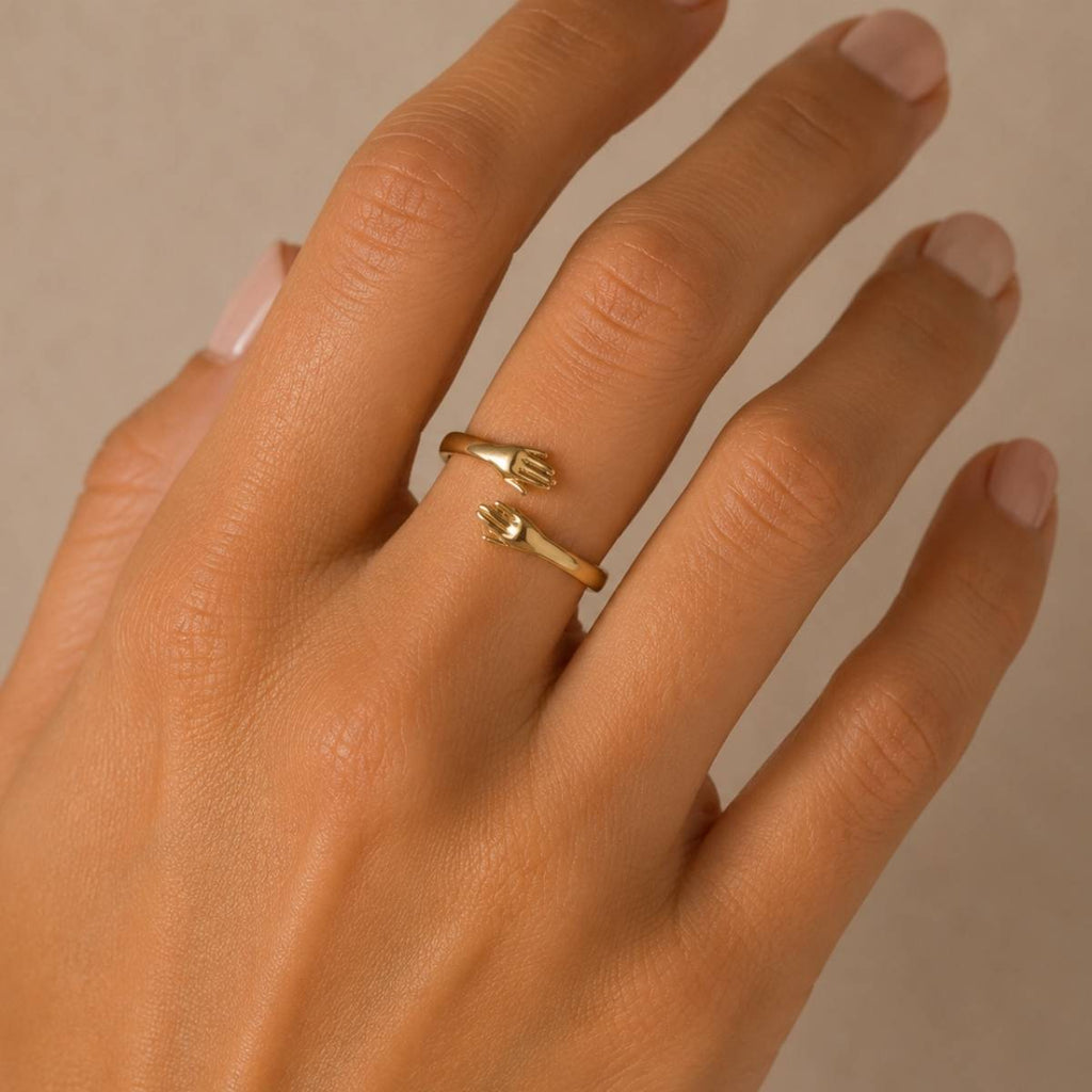 Anillo Abrazo · Anillo abierto con diseño de manos