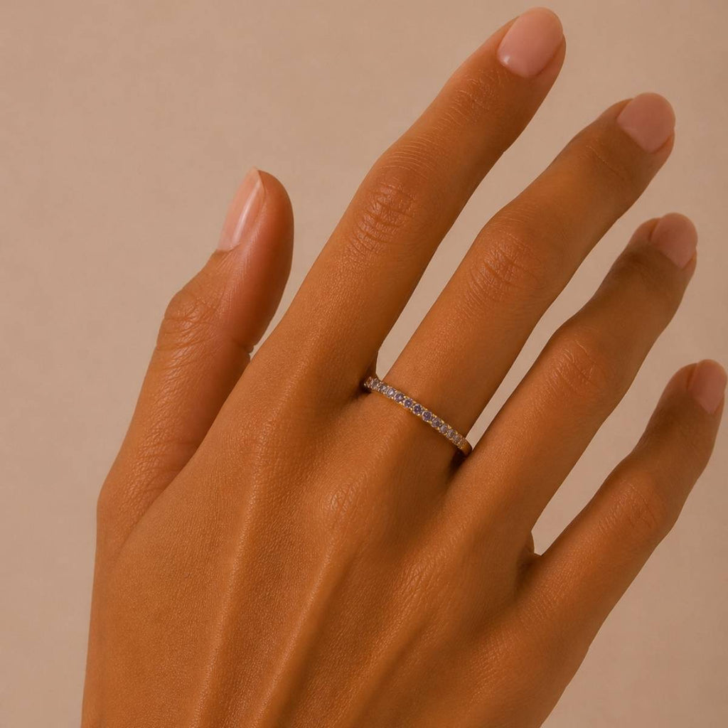 Anillo Banda · Anillo de líneas limpias con circones