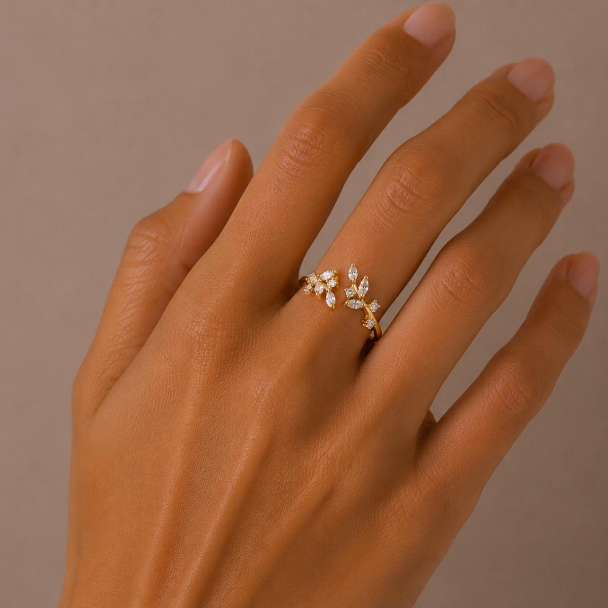 Anillo Destello · Anillo abierto con circones y diseño orgánico