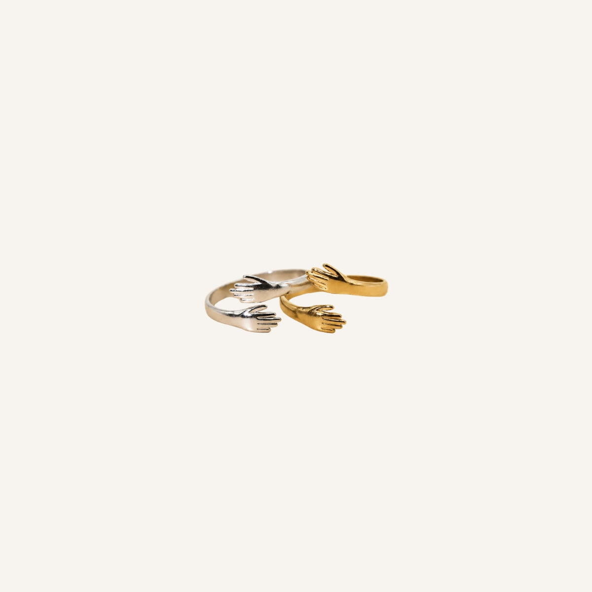 Anillo Abrazo · Anillo abierto con diseño de manos