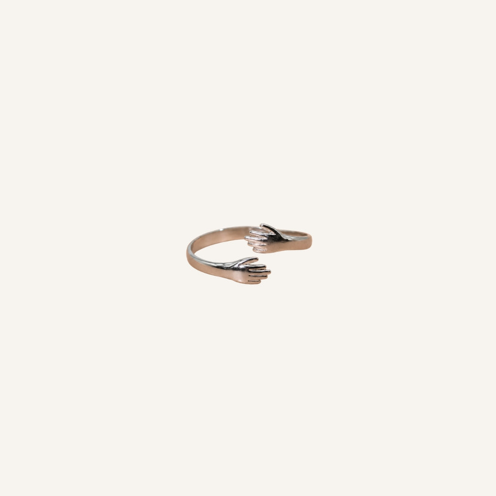 Anillo Abrazo · Anillo abierto con diseño de manos
