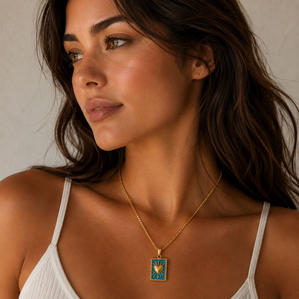Collar Amuleto · Collar con colgante rectangular de corazón