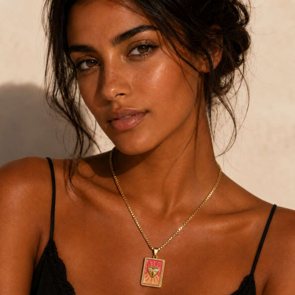 Collar Amuleto · Collar con colgante rectangular de corazón