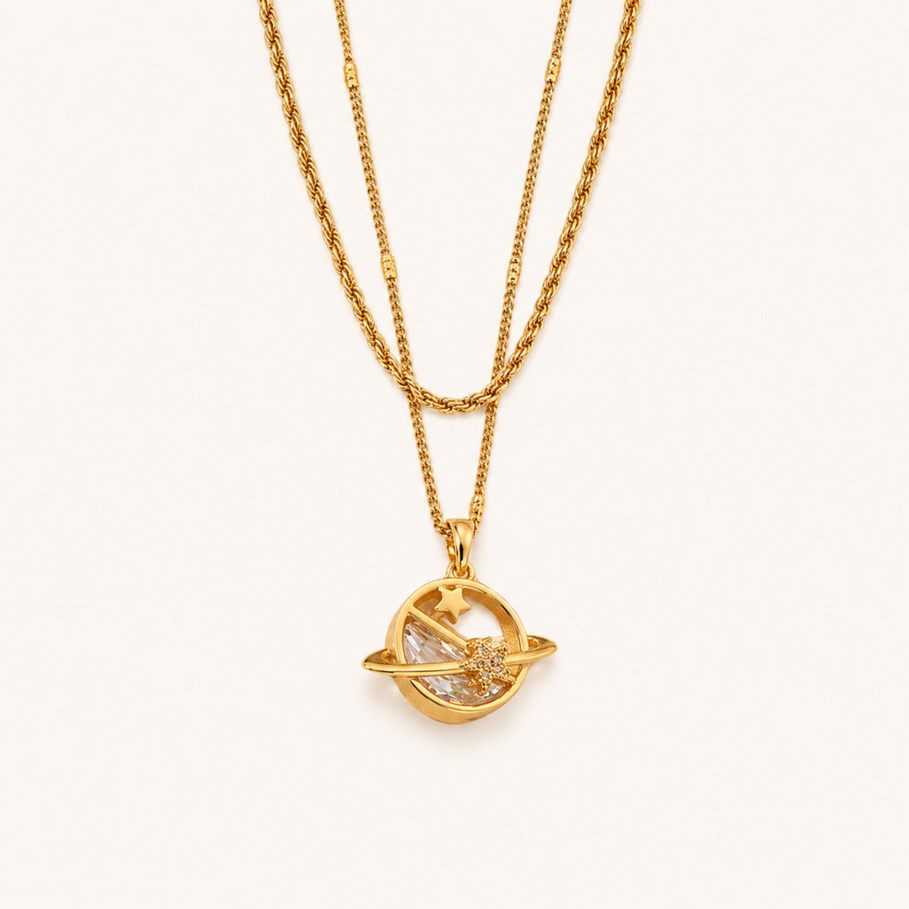 Collar Órbita · Collar en capas con luna y círculo
