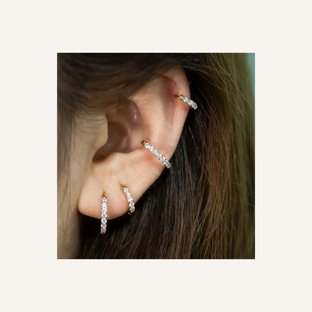 Pendiente Trazo · Ear cuff de línea fina con circones